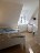 'Im Obergeschoss befinden sich zwei Schlafzimmer (eines mit Doppelbett und eines mit Hochbett) und das Badezimmer. In dem greren der beiden Schlafzimmer sind zwei Kleiderschrnke in wei, ein weies kubisches Regal, Beistelltischchen, Wschekorb und ein Wandtresor vorhanden.'